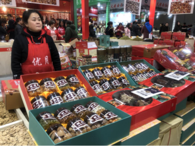 土味兒洋味兒齊上陣，年貨節休閑食品銷售井噴